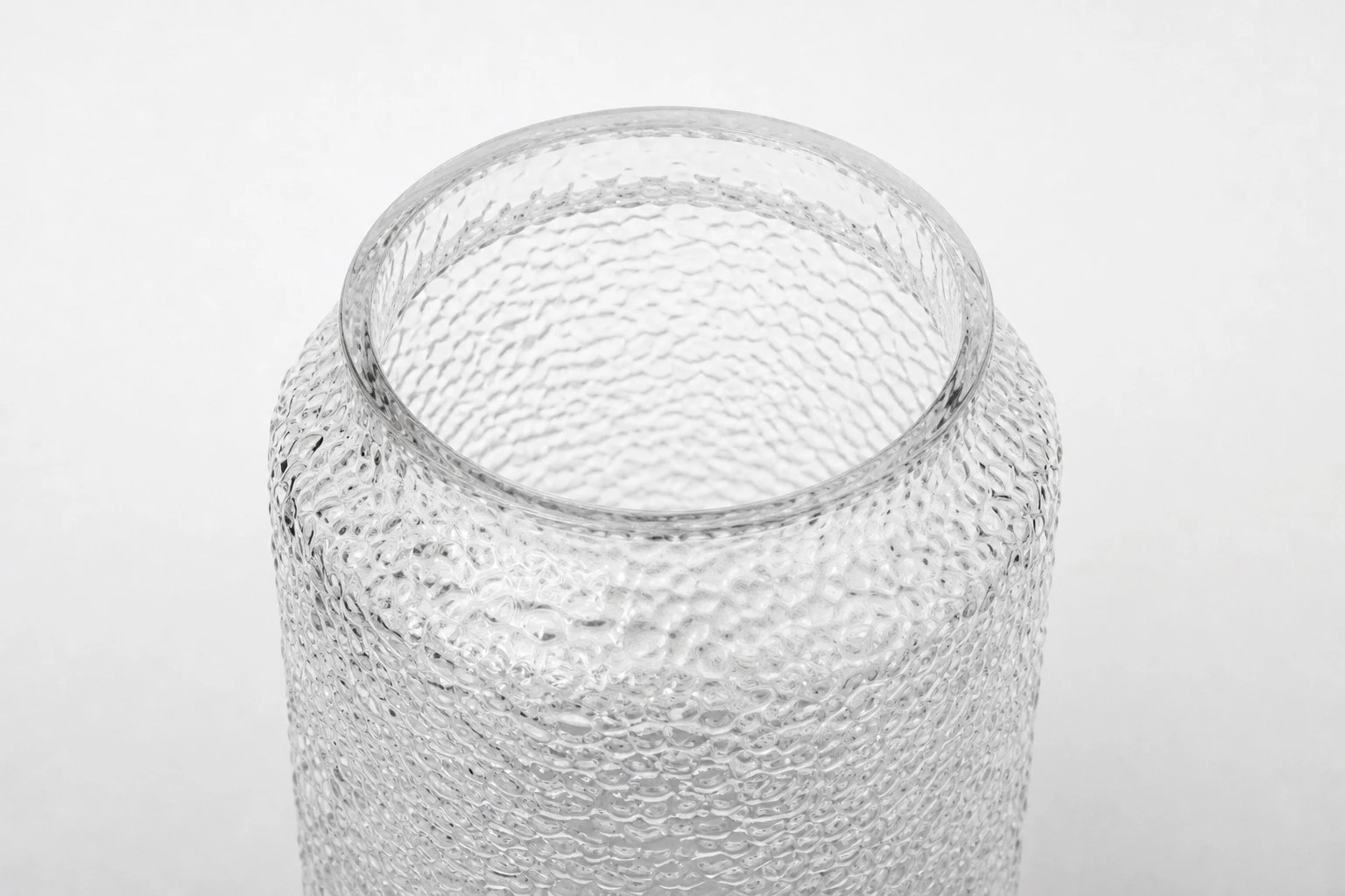 Wide open mouth of the 2.5L hammered glass beverage dispenser shown from above Wide open mouth of the 2.5L hammered glass beverage dispenser shown from above