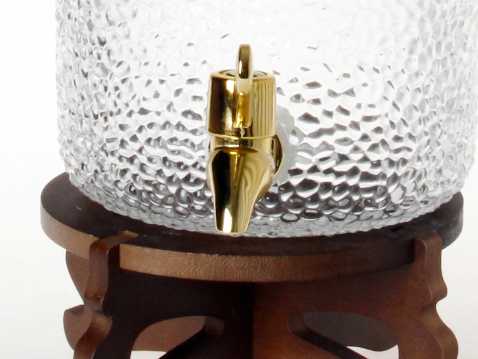 Metal spigot with a silicone gasket seated against the drilled base of the 2500ml glass beverage dispenser Metal spigot with a silicone gasket seated against the drilled base of the 2500ml glass beverage dispenser