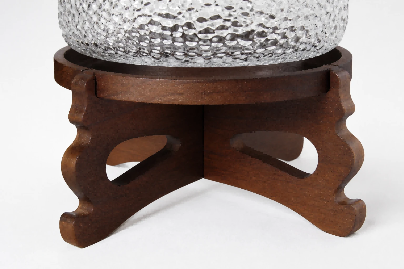 Stained wood lid with a brass knob seating on the mouth of the 2500ml glass beverage dispenser Stained wood lid with a brass knob seating on the mouth of the 2500ml glass beverage dispenser